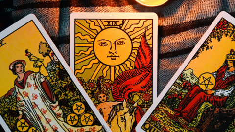 Kaderin Perdesini Açığa Çıkarmak: Tarot Falcılarının Büyüleyici Dünyası