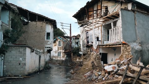 Rüyada Deprem Yaşamak Ve Rüyada Deprem Olduğunu Görmek